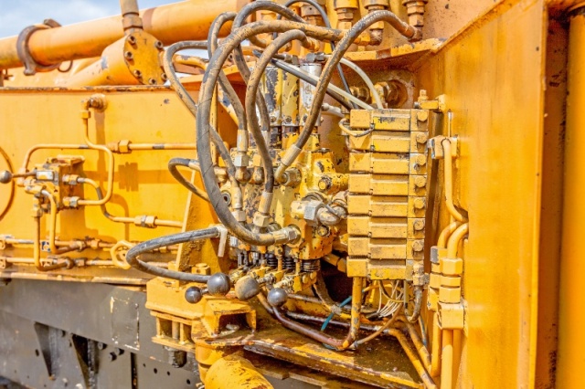 Maszyna przemysłowa wykorzystująca przewody hydrauliczne